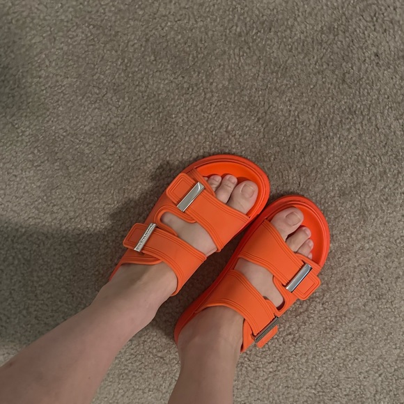 Alexander McQueen oversized slide sandal - Picture 9 of 9